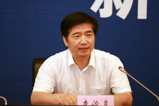 国土资源部办公厅副主任李俊喜主持新闻发布会
