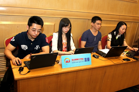 国土资源部门户网站工作人员进行图片、文字直播