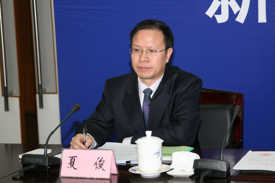 国土资源部办公厅副巡视员夏俊主持新闻发布会