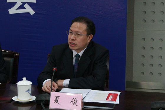 国土资源部办公厅副巡视员夏俊主持新闻发布会