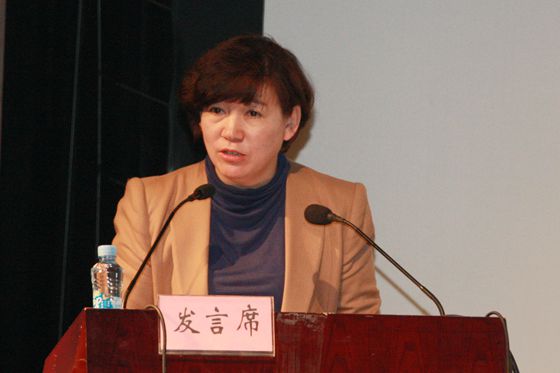 国土资源部宣传教育中心副主任桂梅同志宣读《关于命名首批李四光中队地学科普示范校的决定》