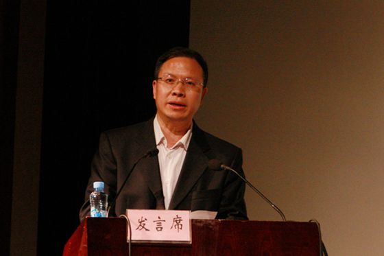 国土资源部办公厅副主任夏俊宣读《国土资源部关于国土资源经典科普图书和2017年国土资源优秀科普图书名单的公告》