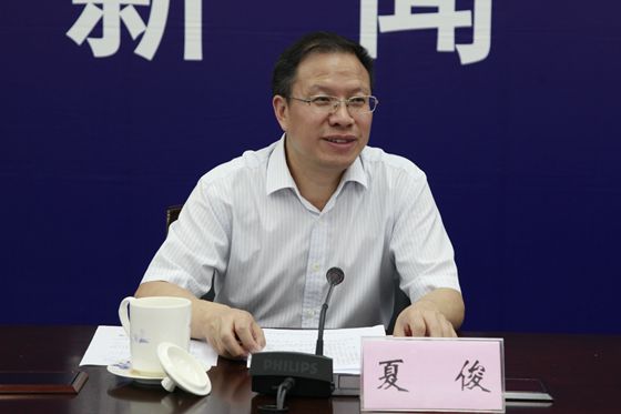 国土资源部办公厅副主任夏俊主持新闻发布会