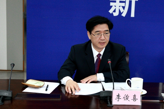 国土资源部办公厅副主任李俊喜主持会议