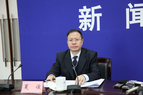 国土资源部办公厅副主任夏俊主持新闻发布会