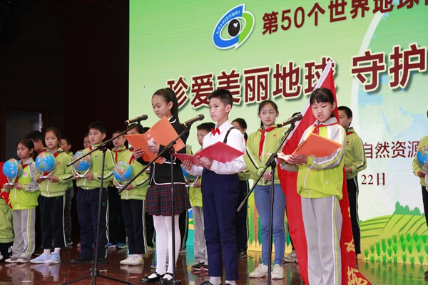 “李四光中队”代表和江西的小朋友向全国的青少年朋友们发起“节约资源保护环境做新时代保护地球小主人”倡议