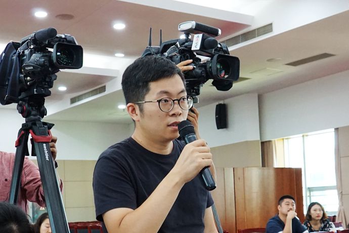 记者提问