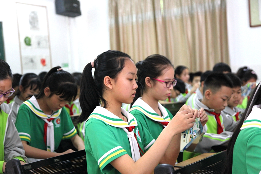 课堂上孩子们学习环境保护折纸活动