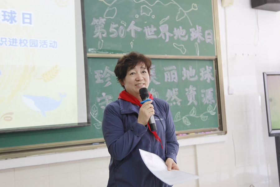 自然资源部宣传教育中心副主任桂梅宣读“李四光中队”命名决定