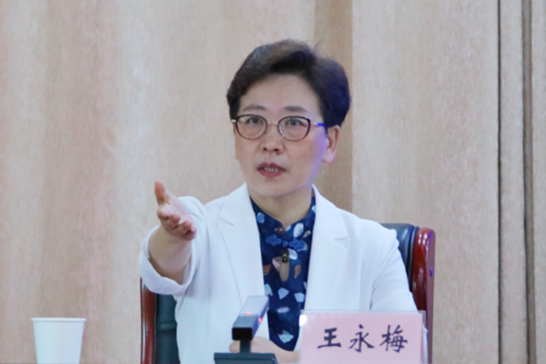 自然资源部办公厅副主任，部新闻发言人王永梅主持新闻发布会现场