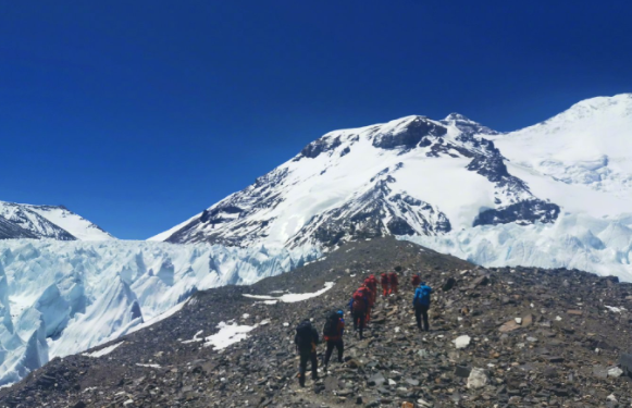 测量登山队抵达海拔6500米前进营地！