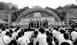 6月24日上午，阳泉市国土资源局在北山公园举办第25个全国“土地日”宣传活动。活动现场，主办方通过摆放展板、发放宣传资料、文艺演出等多种形式让广大群众对国土资源方面的法律法规有了更进一步的了解，让依法管地、合理用地、节约集约高效使用土地成为广大群众的自觉行为。