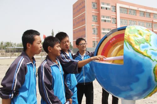 给当地民汉合校学生讲解土地构造知识。