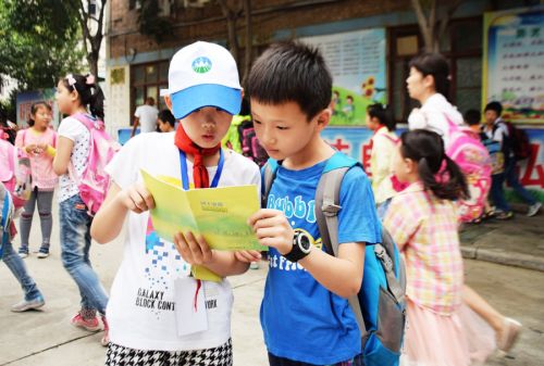  “国土小卫士”向来往同学发放全国土地日宣传资料