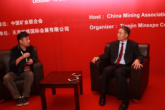 中国国际矿业大会组委会主席、中国矿业联合会会长彭齐鸣接受记者采访