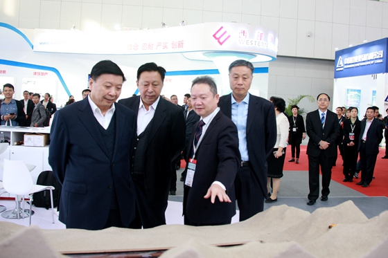 原国土资源部老领导参观展区