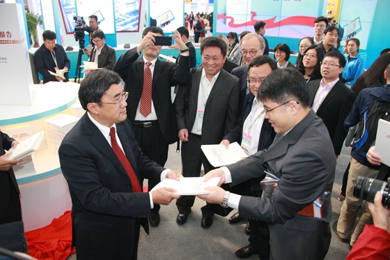 自然资源部副部长凌月明为现场参会人员发送《中国矿产资源报告2018》